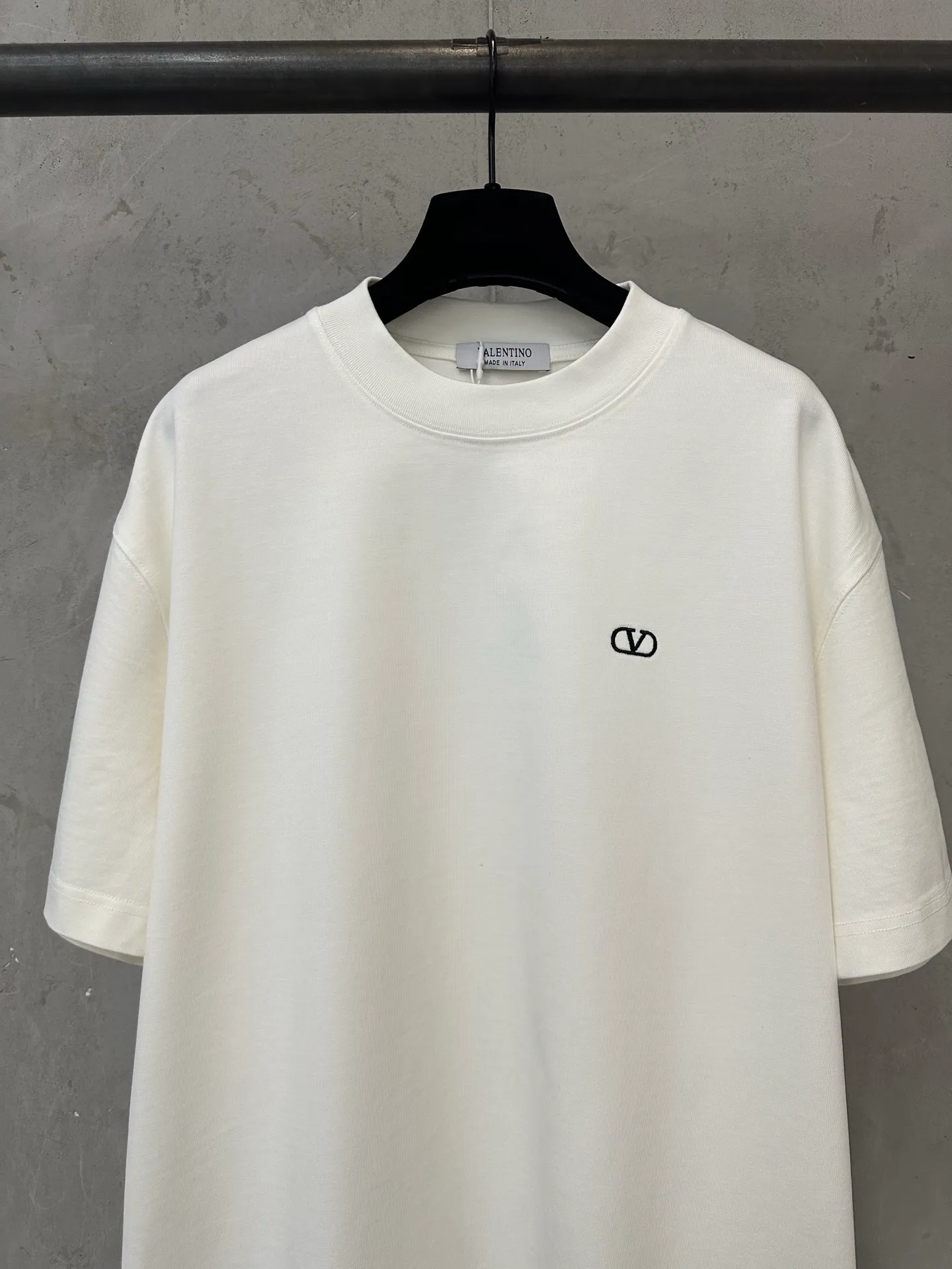 ￼ -Summer New Arrival heavyweight 400g short-sleeved VALENTINO 2ss small logo embroidered short-sleeved T-shirt Fabric: Made of high-definition super heavyweight cotton double yarn compact Xinjiang cotton, weight 400g, with 2*2 Salona rib 420g, clean cloth surface, clear cloth texture, tight feel, stiffness, high color fastness, no shape change, no Color Change, custom hardware Thread Accessories Alignment Men's and Women's Same Style -Color: Black White Blue -Size: XS S M L XL